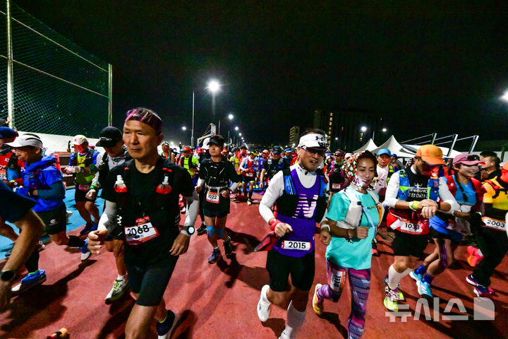 [제주=뉴시스] 제주국제울트라마라톤대회 참가자들이 50㎞에서 최고 200㎞까지 울트라 레이스를 펼치며 자신의 한계에 도전한다. 사진은 2024년 제주시 탑동광장을 출발하는 모습. (사진=대한울트라마라톤연맹 제공) photo@newsis.com
