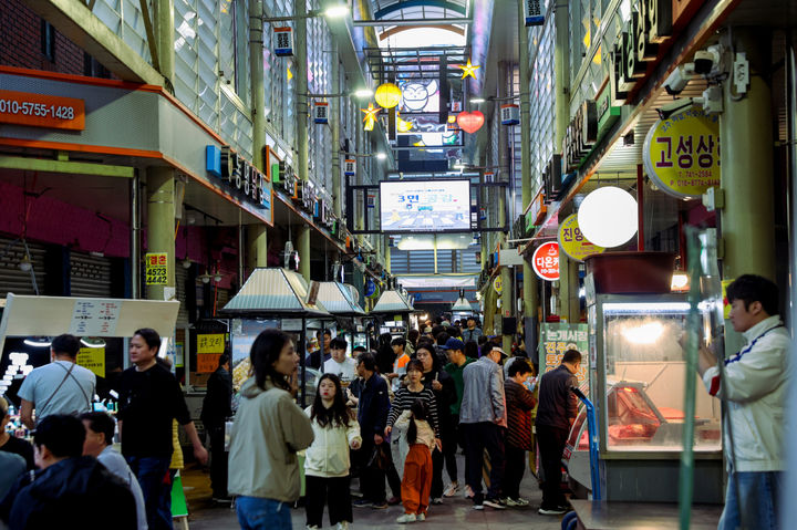 [진주=뉴시스]진주 논개시장 올빰토요야시장 모습.(사진=진주상권활성화재단 제공).20254.05.22.photo@newsis.com *재판매 및 DB 금지