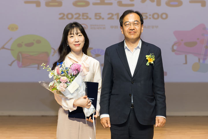 국립국악원은 지난 21일 국립국악원 우면당에서 '제39회 창작국악동요 작품 공모전' 시상식을 개최했다. 올해 대상의 영예는 김민초 작곡가의 '맹꽁이 친구'에게 돌아갔다. (왼쪽부터) 김민초(대상), 강대금 국립국악원장 직무대리 (사진=국립국악원 제공) *재판매 및 DB 금지