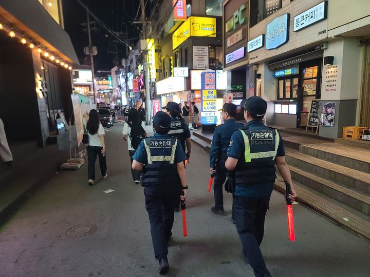 [전주=뉴시스] 전북경찰청은 23일부터 내달 20일까지 한달간 강력범죄 특별대책을 추진한다고 22일 밝혔다. 전북경찰청 기동순찰대원이 전북 전주시 전북대학교 구정문 상권 일대를 순찰하고 있다. (사진=전북경찰청 제공) 2025.05.22. photo@newsis.com *재판매 및 DB 금지