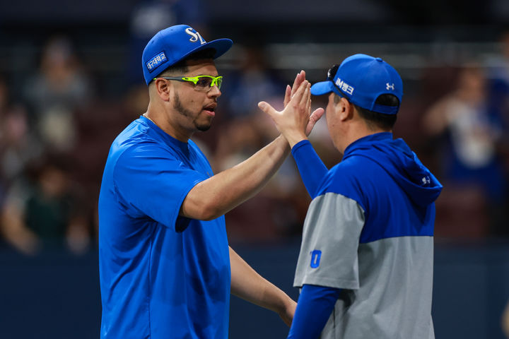 [서울=뉴시스] 프로야구 삼성 라이온즈 아리엘 후라도(왼쪽)가 21일 서울 고척스카이돔에서 열린 2025 신한 쏠뱅크 KBO리그 키움 히어로즈와의 경기에서 승리를 확정한 뒤 박진만 감독과 손을 맞대고 있다. (사진=삼성 라이온즈 제공) 2025.05.21. *재판매 및 DB 금지