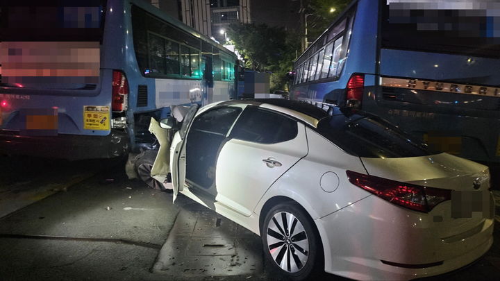 [부산=뉴시스] 부산에서 음주의심 차량 신고를 받고 출동한 경찰의 정차 요구를 무시한 채 차량을 타고 도주하다가 시내버스 등을 들이받는 사고를 낸 50대가 경찰에 붙잡혔다. (사진=부산경찰청 제공) 2025.05.22. photo@newsis.com *재판매 및 DB 금지