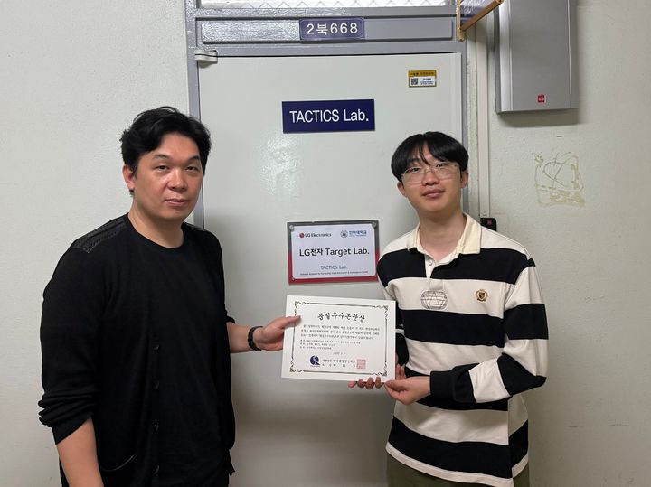 [인천=뉴시스] 강성우(왼쪽부터) 인하대 산업경영공학과 교수와 TACTICS 연구실 소속 박정인 석사과정 학생. (사진=인하대 제공) 2025.05.22. photo@newsis.com&nbsp;&nbsp; *재판매 및 DB 금지
