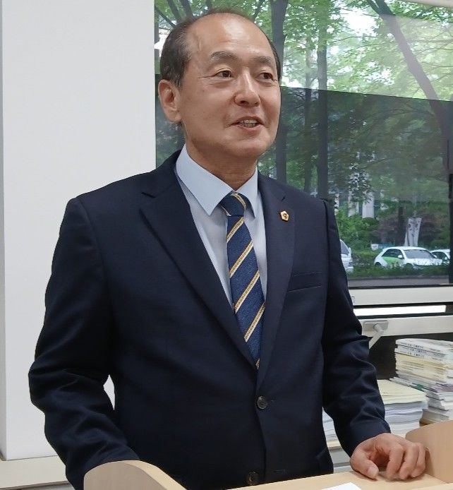 [대전=뉴시스] 조명휘 기자 = 국민의힘을 탈당한 박종선 대전시의원이 22일 시의회 기자실에서 회견을 열고 더불어민주당 이재명 대선후보 지지를 선언하면서 선대위 참여계획을 밝히고 있다. 2025.05.22. photo@newsis.com *재판매 및 DB 금지