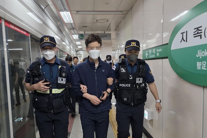 [대전=뉴시스]대전교통공사는 지족역에서 대전유성경찰서와 함께 도시철도 이용객의 안전을 강화하기 위한 합동 대응 훈련을 벌였다. (사진=대전교통공사 제공) 2025. 05. 22 photo@newsis.com *재판매 및 DB 금지