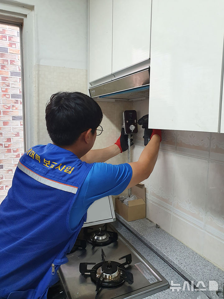 [성남=뉴시스] 성남시가 가스 안전 취약가구에 ‘타이머 콕’을 설치하고 있다 (사진=성남시 제공) 2025.05.22.photo@newsis.com