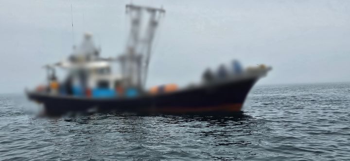 [군산=뉴시스] 21일 오후 4시45분께 어청도 남서쪽 12㎞ 해상에서 조업구역을 위반한 충남선적 어선 A호 (사진=김제시 제공) 2025.05.22. photo@newsis.com *재판매 및 DB 금지