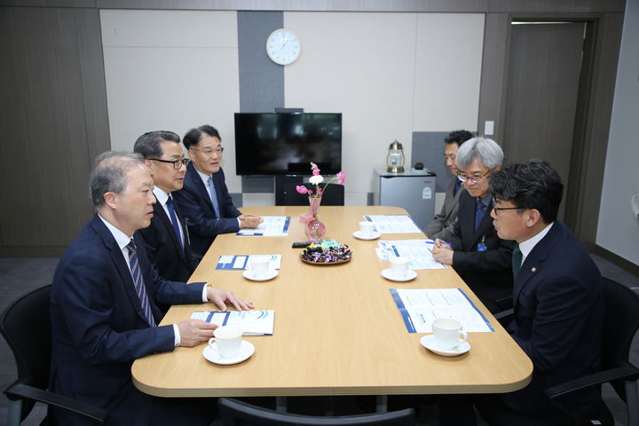 [세종=뉴시스] 사진은 진성준 더불어민주당 정책위의장과 면담중인 한국대학교육협의회(대교협) 회장단. (사진=대교협 제공) 2025.05.22 *재판매 및 DB 금지