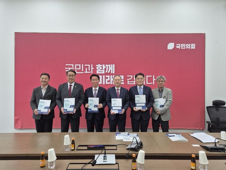 [세종=뉴시스] 사진은 김상훈 국민의힘 정책위의장과 사진 촬영 중인 한국대학교육협의회(대교협) 회장단. (사진=대교협 제공) 2025.05.22 *재판매 및 DB 금지