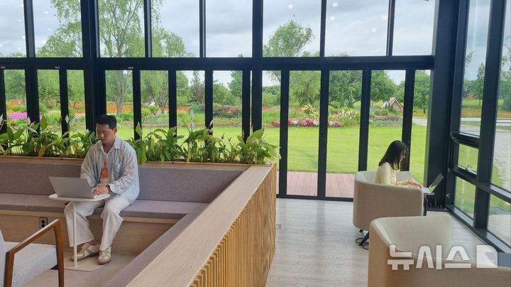 [서울=뉴시스] 인사혁신처 직원들이 21일 순천만국가정원에 조성된 지역 체류형 워케이션센터에서 원격근무를 하고 있다. (사진=인사혁신처 제공) 2025.5.22 photo@newsis.com