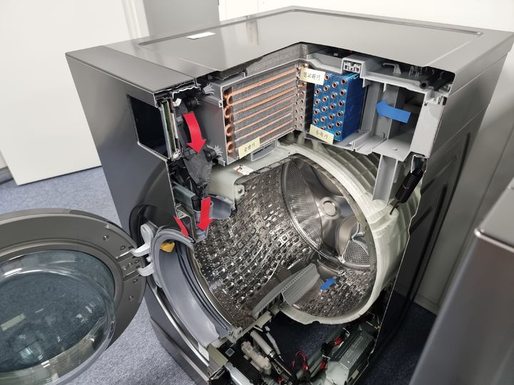 [서울=뉴시스] 이지용 기자 = 삼성전자가 22일 오전 서울 태평로빌딩에서 열린 '비스포크 AI 콤보' 전략 소개 브리핑에서 공개한 일체형 세탁건조기의 제품 내부. 2025.05.22. leejy5223@newsis.com *재판매 및 DB 금지