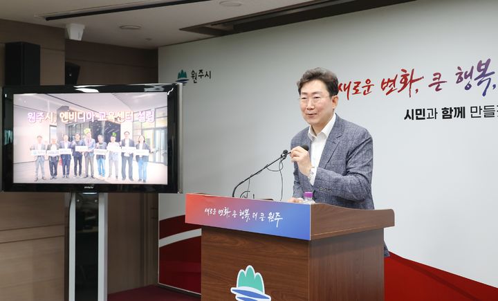 [원주=뉴시스] 이덕화 기자 = 22일 원강수 원주시장이 기자회견을 열고 내년 혁신도시에 엔비디아 인증 교육센터를 개원하게 될 것이라며 대만 출장 성과를 설명하고 있다. 2025.05.22. wonder8768@newsis.com *재판매 및 DB 금지