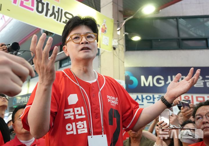 [청주=뉴시스] 서주영 기자 = 한동훈 국민의힘 전 대표가 22일 충북 청주 육거리종합시장에서 김문수 대선 후보 지지를 호소하고 있다. 2025.05.22. juyeong@newsis.com