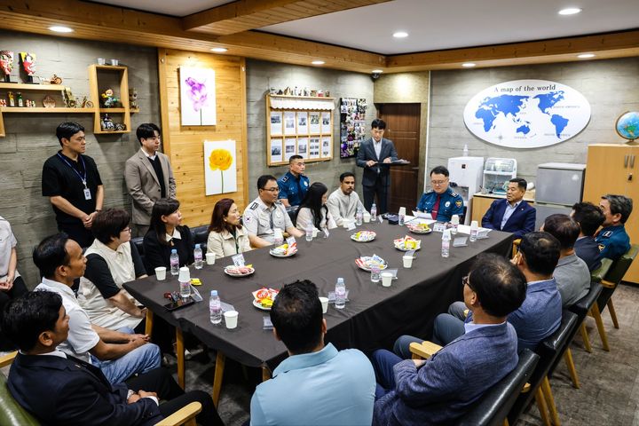 [창원=뉴시스] 강경국 기자 = 김성희 경남경찰청장이 21일 오후 김해 동상동에서 외국인 공동체 대표들과 치안간담회를 갖고 있다. (사진=경남경찰청 제공). 2025.05.22. photo@newsis.com *재판매 및 DB 금지