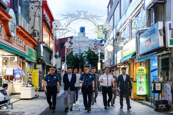 [창원=뉴시스] 강경국 기자 = 김성희 경남경찰청장이 21일 오후 외사안전구역인 김해시 동상동 외국인 거리에서 외국인 공동체 대표들과 함께 범죄예방 활동을 하고 있다. (사진=경남경찰청 제공). 2025.05.22. photo@newsis.com *재판매 및 DB 금지