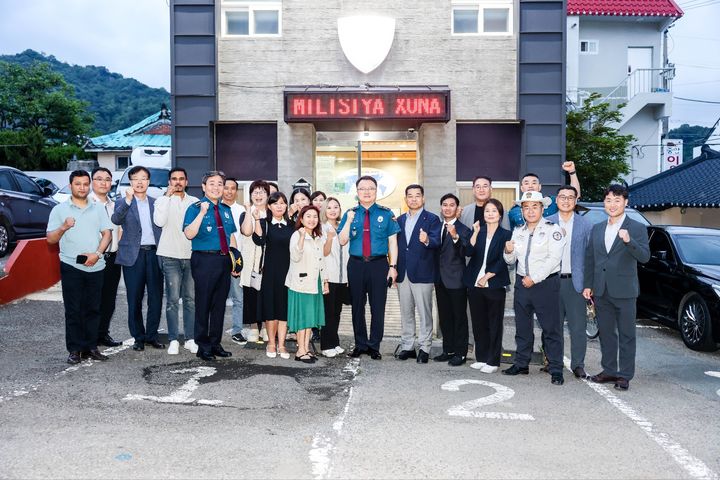[창원=뉴시스] 강경국 기자 = 김성희 경남경찰청장이 21일 오후 김해시 동상동 외사안전구역 내 다문화치안센터를 방문해 외국인 공동체 대표들과 함께 범죄예방 활동을 하고 있다. (사진=경남경찰청 제공). 2025.05.22. photo@newsis.com *재판매 및 DB 금지