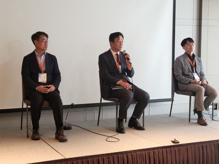 [서울=뉴시스] 22일 HLB포럼에서 김도연 HLB제넥스 대표, 김대수 HLB뉴로토브 대표, 심경재 HLB펩 대표가 각사 기술 경쟁력과 미래 전략을 공유했다. (사진=HLB그룹 제공) *재판매 및 DB 금지