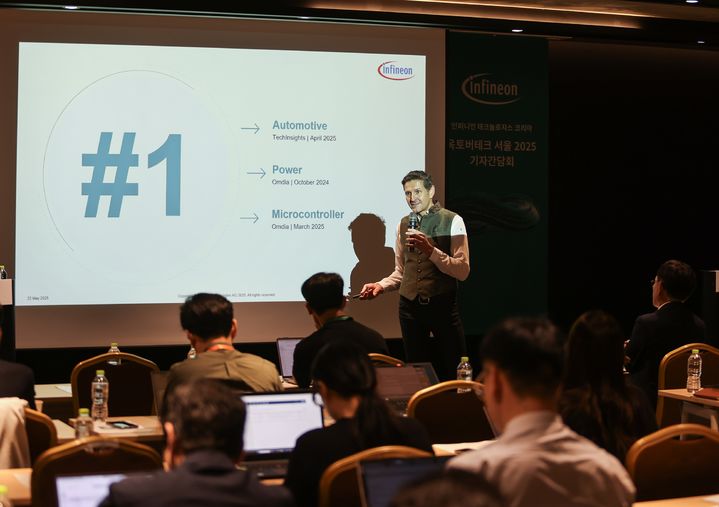 [서울=뉴시스]안드레아스 우르시츠 인피니언 마케팅 최고책임자는 2일 서울 삼성동 코엑스에서 연례 기술 협력 포럼 '인피니언 옥토버테크 서울 2025'를 계기로, 기자간담회를 열고 "반도체는 앞으로 우리가 만들어갈 청정 시대에 새로운 금광"이라며 이 같은 비전을 소개했다. (사진=인피니언 제공) photo@newsis.com *재판매 및 DB 금지