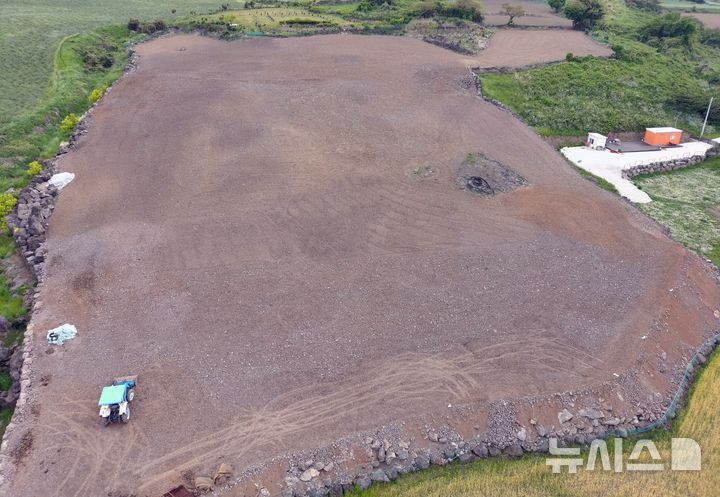 [제주=뉴시스] 지난해 말부터 올해 3월까지 '위파크 제주' 공사장에서 토사를 불법 반출한 업체와 토지주 등 8명이 검찰에 송치됐다. 사진은 임야로 불법 반출된 토사. (사진=제주도자치경찰단 제공) 2025.05.22. photo@newsis.com