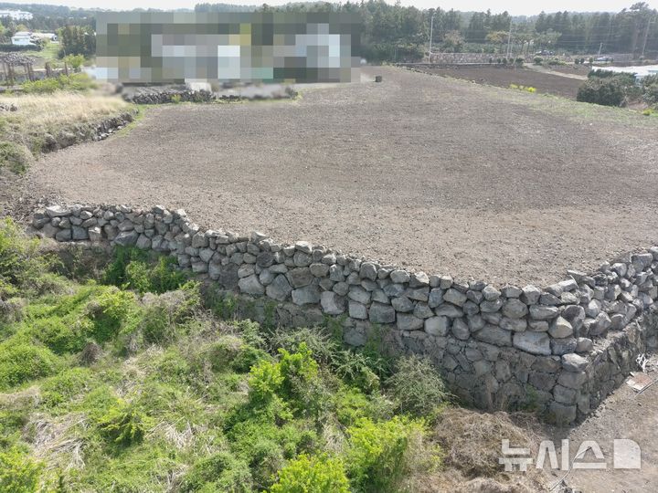 [제주=뉴시스] 지난해 말부터 올해 3월까지 '위파크 제주' 공사장에서 토사를 불법 반출한 업체와 토지주 등 8명이 검찰에 송치됐다. 사진은 과수원으로 불법 반출된 토사. (사진=제주도자치경찰단 제공) 2025.05.22. photo@newsis.com