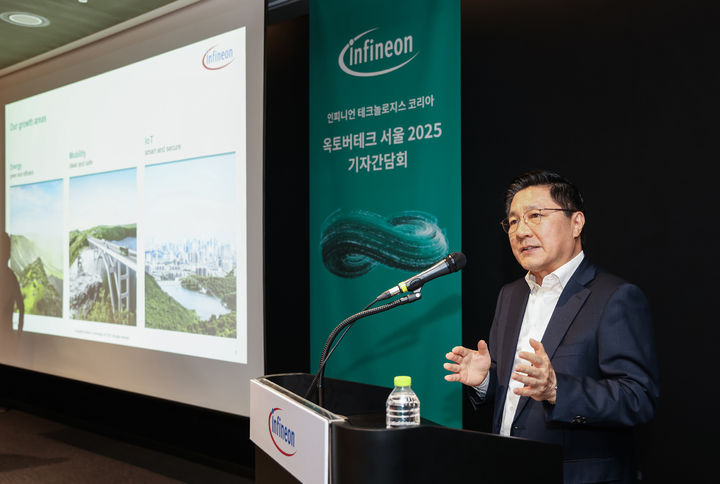 [서울=뉴시스]이승수 인피니언 코리아 대표는 2일 서울 삼성동 코엑스에서 연례 기술 협력 포럼 '인피니언 옥토버테크 서울 2025'를 계기로, 기자간담회를 열고 "디지털화와 탈탄소화를 성장 동력으로 변화와 혁신을 추구하겠다"고 밝혔다. (사진=인피니언 제공) photo@newsis.com *재판매 및 DB 금지