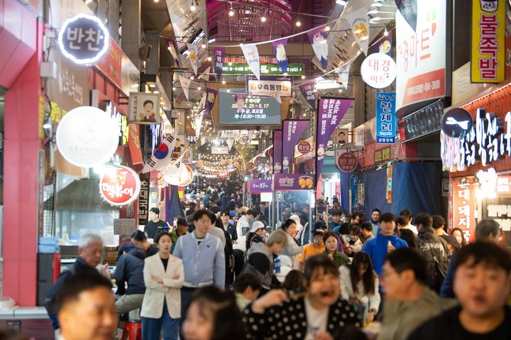 [구미=뉴시스] 새마을중앙시장 '달달한 낭만야시장'. (사진=구미시 제공) 2025.05.22 photo@newsis.com *재판매 및 DB 금지