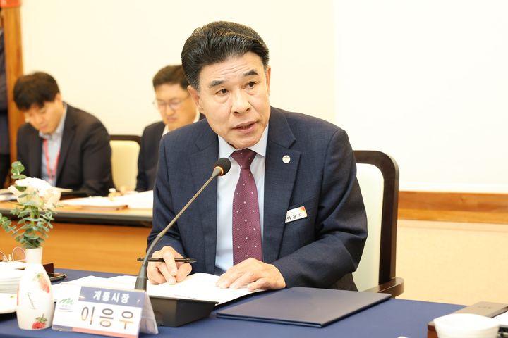 [계룡=뉴시스]이응우 계룡시장이 22일 충남 당진시에서 열린 충남도 시장군수협의회에서 '계룡교육지원청 설치' 타당성을 주장하고 있다. (사진=계룡시 제공) 2025. 05. 22 photo@newsis.com *재판매 및 DB 금지