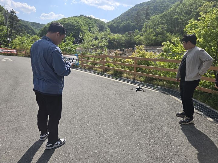 [울산=뉴시스] 고성능 드론을 활용한 개발제한구역 내 불법행위 단속에 나선 울산 울주군 관계자들. (사진=울산 울주군 제공) photo@newsis.com *재판매 및 DB 금지