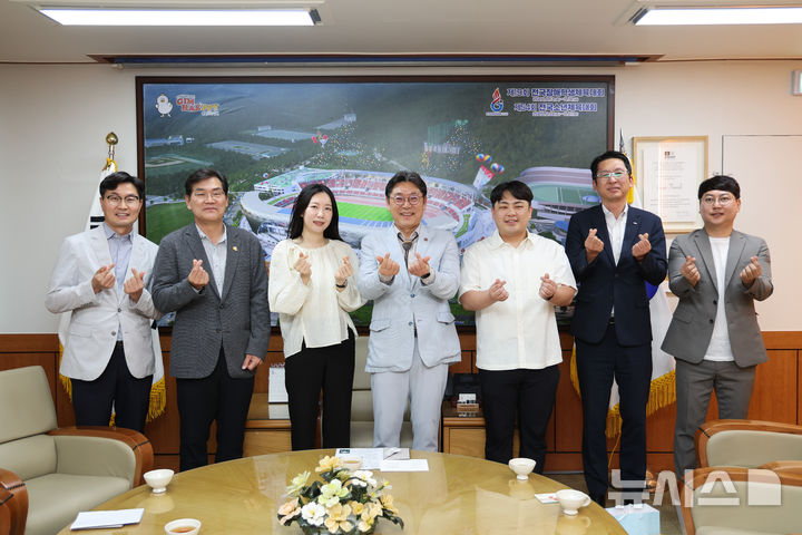 [김해=뉴시스]‘나는 김해솔로’ 1호 결혼 커플 탄생. (사진=김해시 제공). 2025.05.22. photo@newsis.com