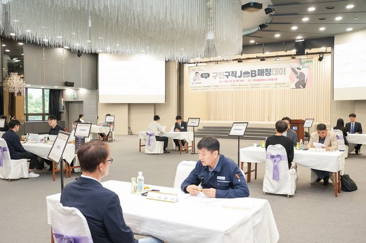 [부산=뉴시스] 부산상공회의소는 22일 부산진구 부산상의 회관 상의홀에서 지역 기업과 전문기술 인재를 매칭하는 '제15회 구인·구직 잡 매칭데이'를 개최했다. (사진=부산상공회의소 제공) 2025.05.22. photo@newsis.com *재판매 및 DB 금지