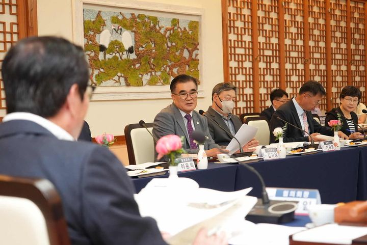 [서천=뉴시스] 조명휘 기자 = 김기웅 서천군수가 22일 당진시청에서 열린 ‘2025년 민선8기 3차년도 제5차 충청남도 시장·군수협의회'에 참석해 합리적인 물이용부담금 부과체계 개선을 건의하고 있다. (사진= 서천군 제공) 2025.05.22. photo@newsis.com *재판매 및 DB 금지