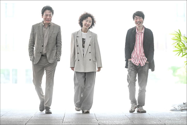 '연극' 유령에 출연하는 배우 강신구(왼쪽부터), 이지하와 고선웅 단장. (사진=세종문화회관 제공) *재판매 및 DB 금지