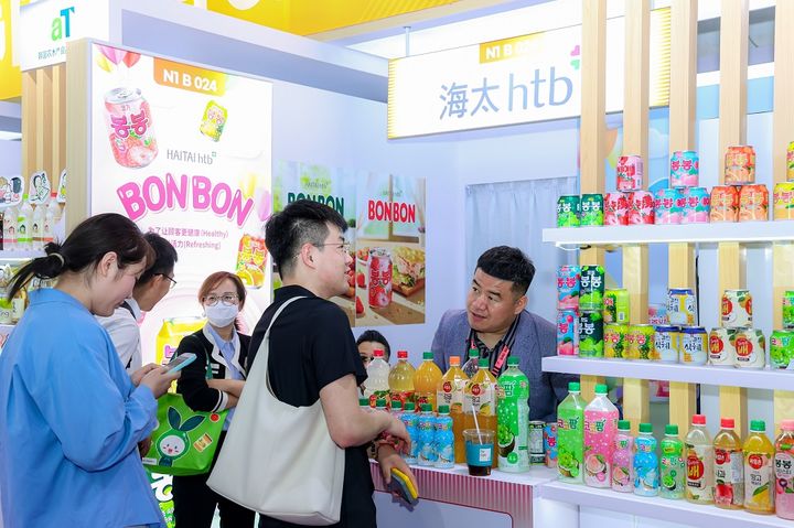 [세종=뉴시스] 농림축산식품부와 한국농수산식품유통공사(aT)는 '2025 상하이 국제식품박람회'에 참가해 총 1800만 달러 규모의 수출 양해각서(MOU)와 현장 계약 성과를 거뒀다고 22일 밝혔다. 사진은 박람회 모습. (사진=aT 제공) 2025.05.22. photo@newsis.com *재판매 및 DB 금지