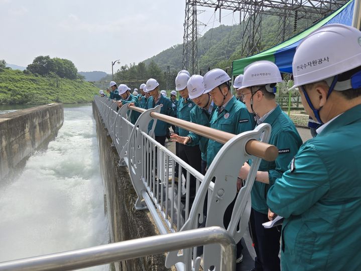 [대전=뉴시스]수자원공사 관계자들이 22일 주암댐 비상 방류 밸브를 점검하고 있다. (사진=수자원공사 제공) 2025. 05. 22 photo@newsis.com *재판매 및 DB 금지