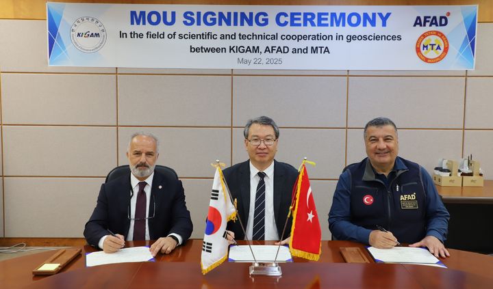 [대전=뉴시스] 22일 지질자원연구원 권이균(가운데) 원장이 튀르키예재난위기관리청, 튀르키예광물탐사연구소 관계자와 업무협약을 체결한 뒤 기념촬영을 하고 있다.(사진=지질자원연구원 제공) *재판매 및 DB 금지