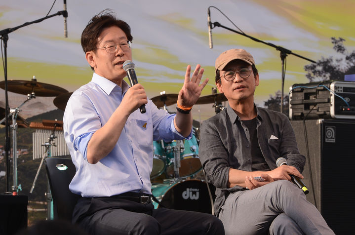 [서울=뉴시스] 지난 2017년 5월 20일 서울 종로구 광화문광장에서 열린 고 노무현 전 대통령 서거 8주기 시민문화제 '사람사는 세상이 돌아와!' 에서 이재명 성남시장, 유시민 전 보건복지부 장관이 토크콘서트를 하고 있다. 2025.05.22. (사진=김선웅 기자) photo@newsis.com *재판매 및 DB 금지