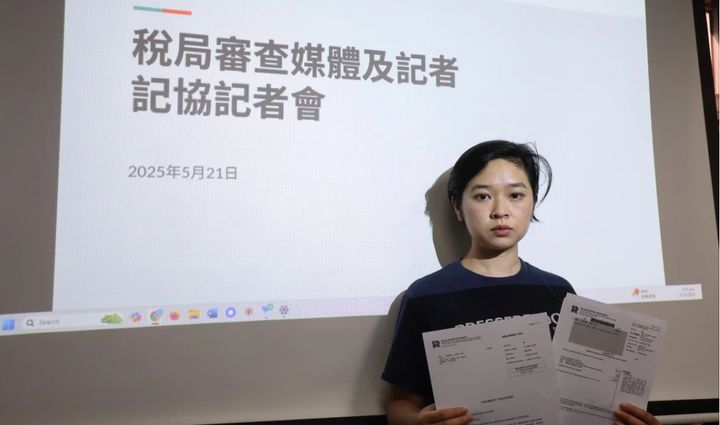  [서울=뉴시스] 홍콩기자협회 관계자가 21일 세무 당국이 언론사와 기자에게 부당하게 세금을 부과했다고 주장하는 기자회견을 갖고 있다.(출처: SCMP) 2025.05.22. *재판매 및 DB 금지