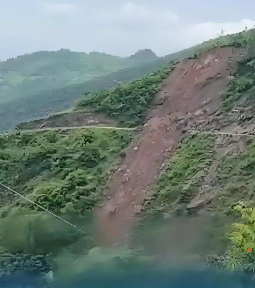 [서울=뉴시스]중국 구이저우성 다팡현에서 22일 오전 두차례 산사태가 발생해 최소 10여명이 매몰된 것으로 알려졌다. 산사태 현장의 모습. <사진출처: 웨이보>2025.05.22