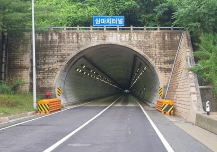 [홍천=뉴시스] 22일 국토교통부 홍천국토관리사무소는 관내 터널 37개소에 대해 오는 26일부터 내달 2일가지 터널청소를 실시할 계획이다 고 밝혔다. 사진은 홍천 삼마치터널 모습. 홍천국토관리사무소 제공. *재판매 및 DB 금지