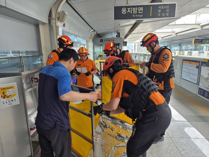 [대구=뉴시스] 대구북부소방서는 22일 도시철도 3호선 인명구조 훈련을 했다. (사진=대구북부소방서 제공) 2025.05.22. photo@newsis.com *재판매 및 DB 금지