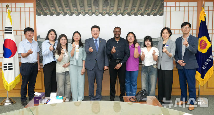 [전주=뉴시스] 22일 전북대학교 정치학과에서 석·박사 과정 등을 밟고 있는 미얀마, 베트남, 잠비아 등 외국인 유학생들이 전북특별자치도의회 견학을 하고 간담회를 가졌다. (사진=전북특별자치도의회 제공) 2025.05.22. photo@newsis.com *재판매 및 DB 금지