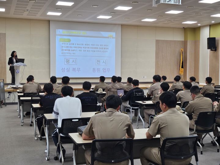[부산=뉴시스] 22일 오후 부산·울산병무청 직원이 부산 영도구 한국해양대학교 학생들을 대상으로 승선근무예비역에 대해 설명하고 있다. (사진=부산·울산병무청 제공) 2025.05.22. photo@newsis.com *재판매 및 DB 금지