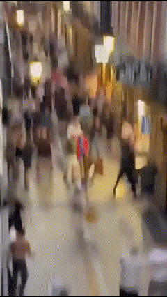 [뉴시스] 유로파리그(UEL) 결승 전날 밤, 스페인 산세바스티안에서 맨체스터 유나이티드와 토트넘 팬들 사이에 격렬한 패싸움이 벌어졌다는 소식이 전해졌다. (사진=@footbalIfights 엑스 캡처) 2025.05.22 *재판매 및 DB 금지