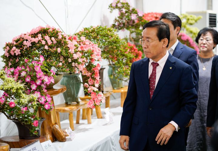 철쭉 테마관 둘러보는 김문근 단양군수 *재판매 및 DB 금지