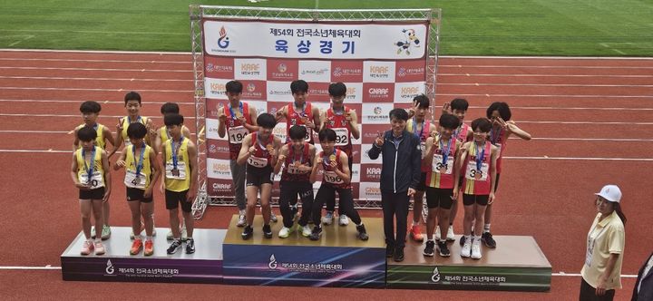 [창원=뉴시스]17일부터 18일까지 경남 김해종합운동장에서 진행된 제54회 전국소년체육대회 육상 사전경기에서 금메달 7개, 은메달 4개, 동메달 4개 등 우수한 성적을 거둔 경남선수단이 기념촬영하고 있는 모습.(사진=경남교육청 제공) 2025.05.22.photo@newsis.com *재판매 및 DB 금지