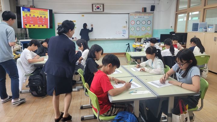 [안동=뉴시스] 22일 문경초등학교에서 '학생 주도 재난안전 훈련'이 진행되고 있다. (사진=경북교육청 제공) 2025.05.22. photo@newsis.com *재판매 및 DB 금지