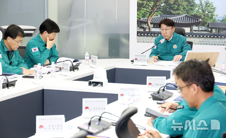 [전주=뉴시스] 전주시는 22일 시청 재난상황실에서 우범기 시장 주재로 '여름철 자연재난 대비 대책회의'를 열고 본격적인 재난 대응체계 운영에 돌입했다고 밝혔다. (사진=전주시 제공) 2025.05.22. photo@newsis.com
