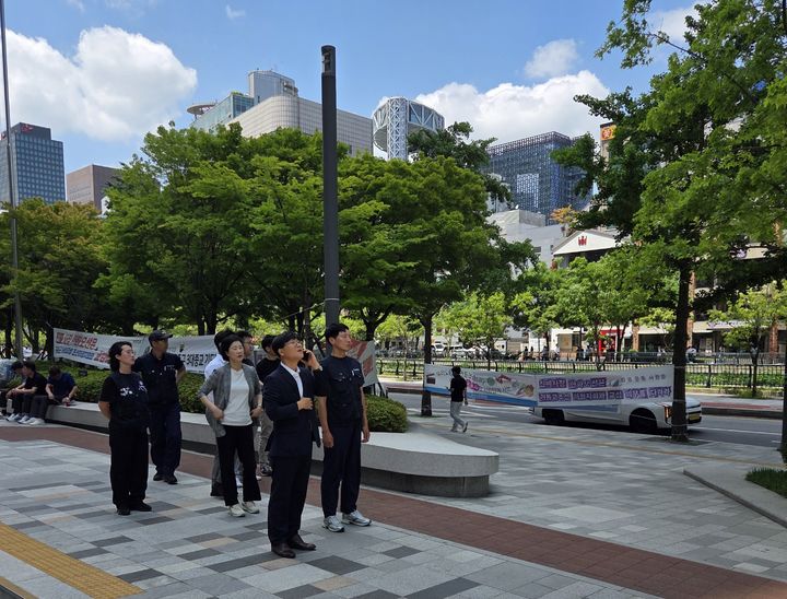 [거제=뉴시스] 신정철 기자= 변광용 거제시장은 22일, 서울 한화 본사 앞 30m 높이의 폐쇄회로(CCTV) 철탑에 올라 69일째 농성을 이어가고 있는 거제통영고성 조선하청지회 김형수 지회장을 찾아 전화통화를 하고 있다.(사진=거제시 제공).2025.05.22. photo@newsis.com *재판매 및 DB 금지