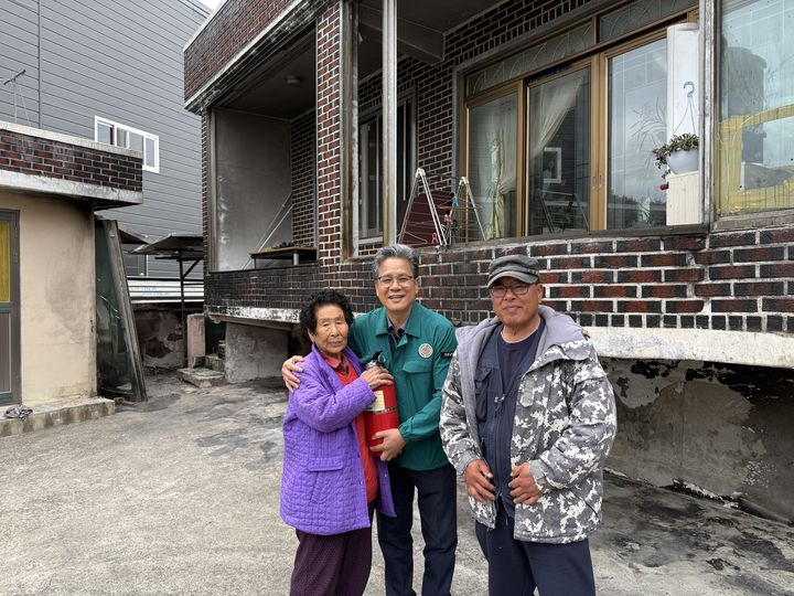 가정용 소화기 해당 가구에 전달하고 있다. *재판매 및 DB 금지