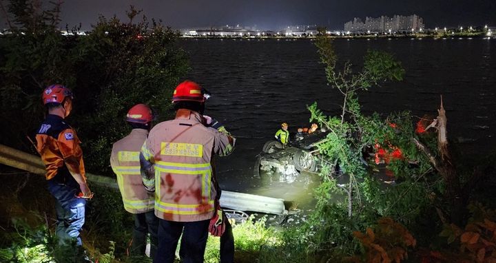 [울산=뉴시스] 박수지 기자 = 22일 오전 울산시 남구 여천동에서 스포츠유틸리티차량(SUV)이 강에 빠져 소방당국이 구조 작업을 벌이고 있다. (사진=울산소방본부 제공) 2025.05.22. photo@newsis.com *재판매 및 DB 금지